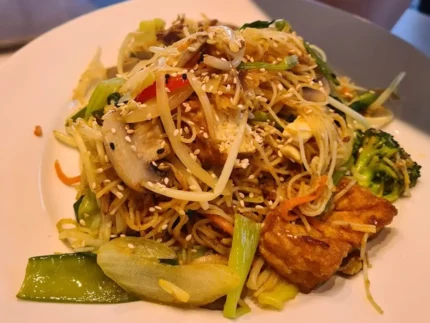 Vegetarian vermicelli curry-flavoured noodles